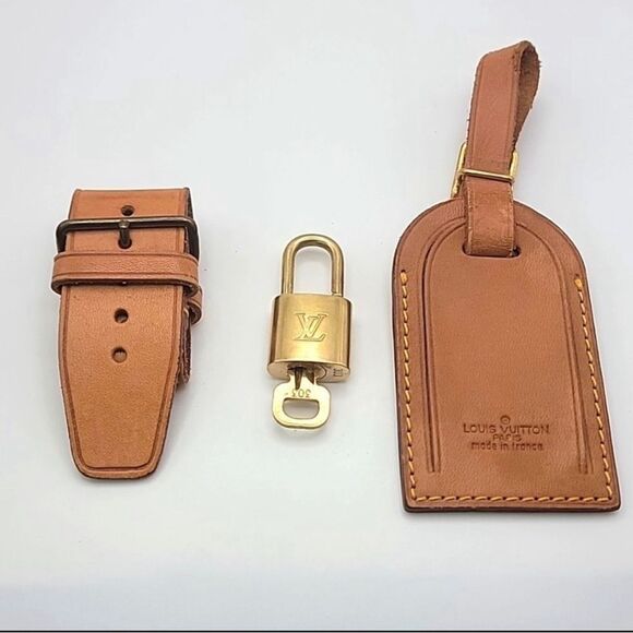 šAuthenticāLouis Vuittonā key and lock and luggage tag set - Picture 1 of 1